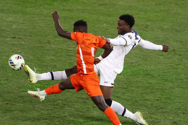 随着足球在 随着足球在